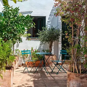 https://lovely-house-in-peaceful-courtyard.hotelsinnerja.org